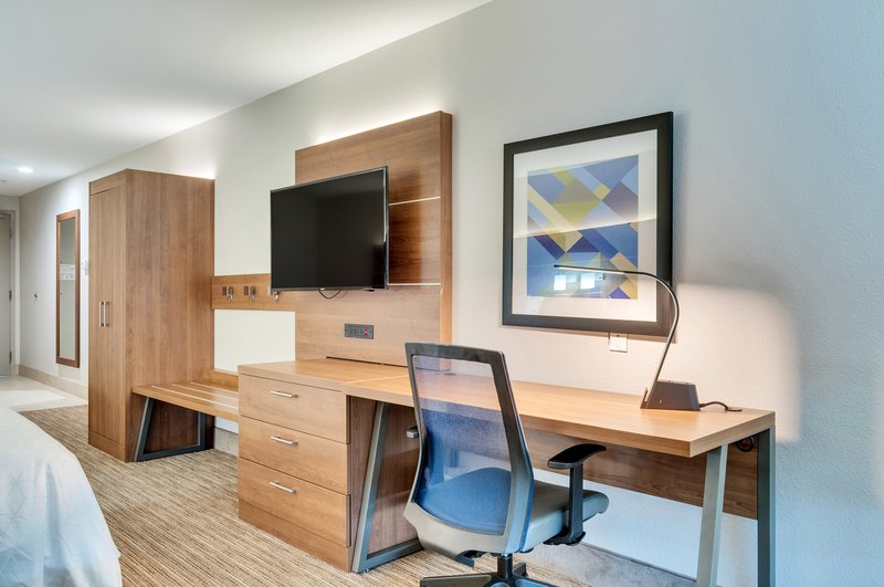 HOLIDAY INN EXP STES LAKE ELSI