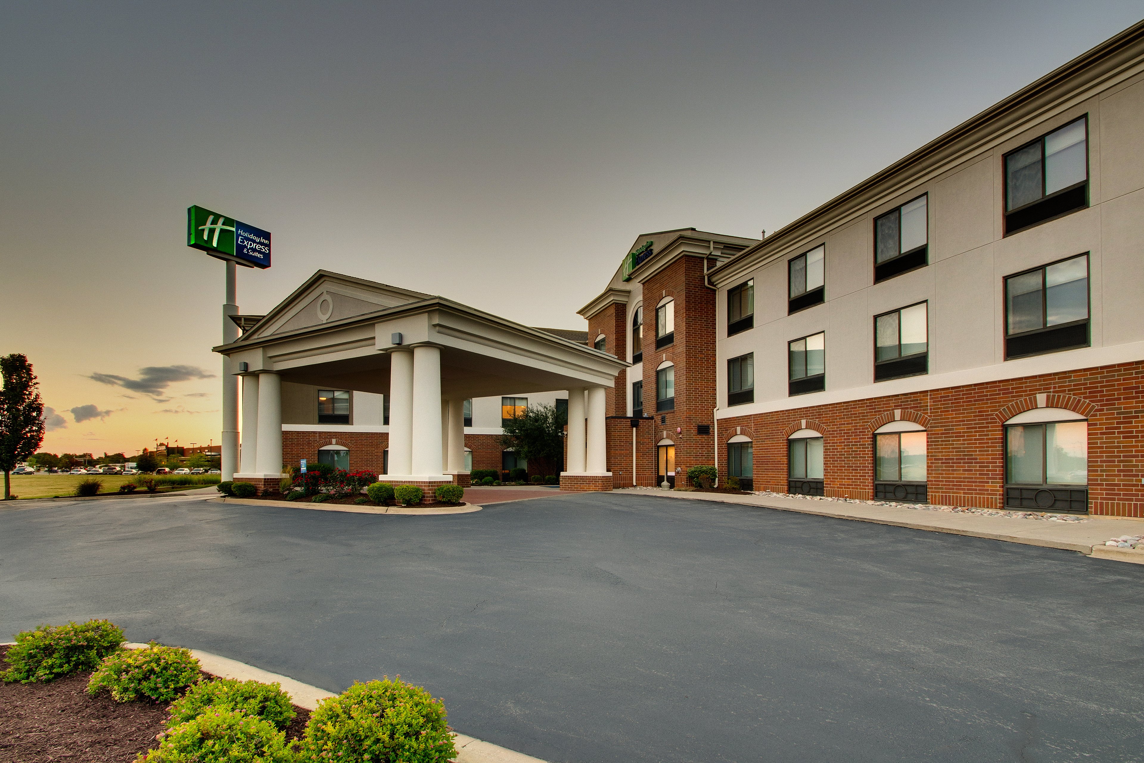 Holiday Inn Express Hotel & Suites