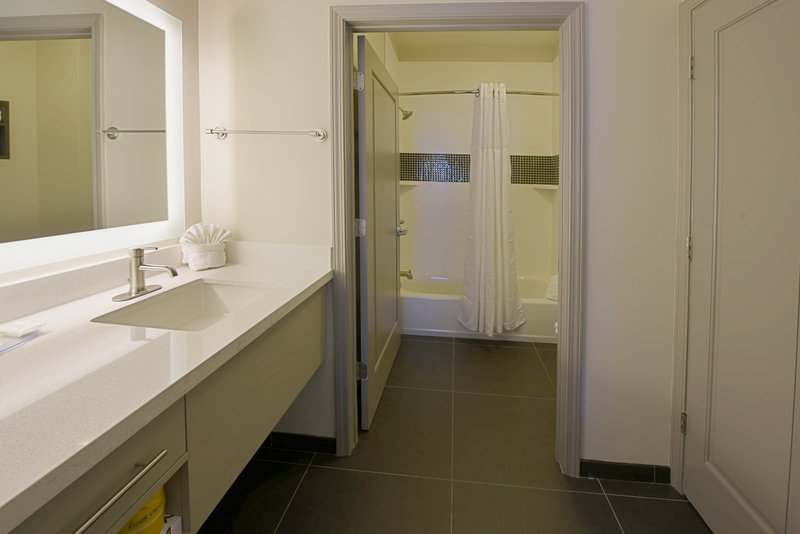 STUDIO STE 1 KNG MOBIL ACCESS TUB NOSMK