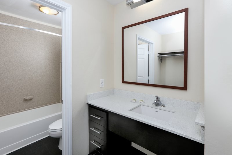 CANDLEWOOD SUITES