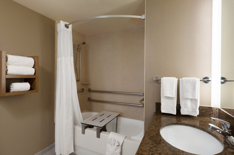 QUEEN HEAR MOBILITY ACCESSIBLE TUB NOSMK
