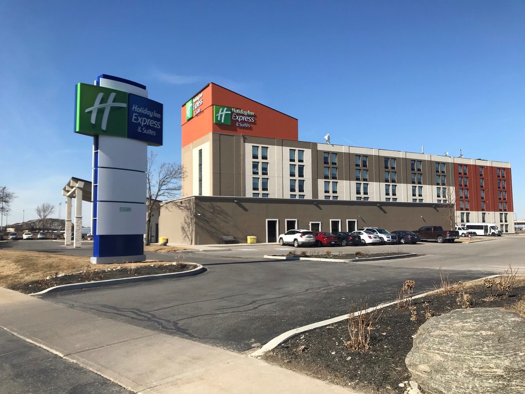 Drive up to our hotel and enjoy complimentary overnight parking.
