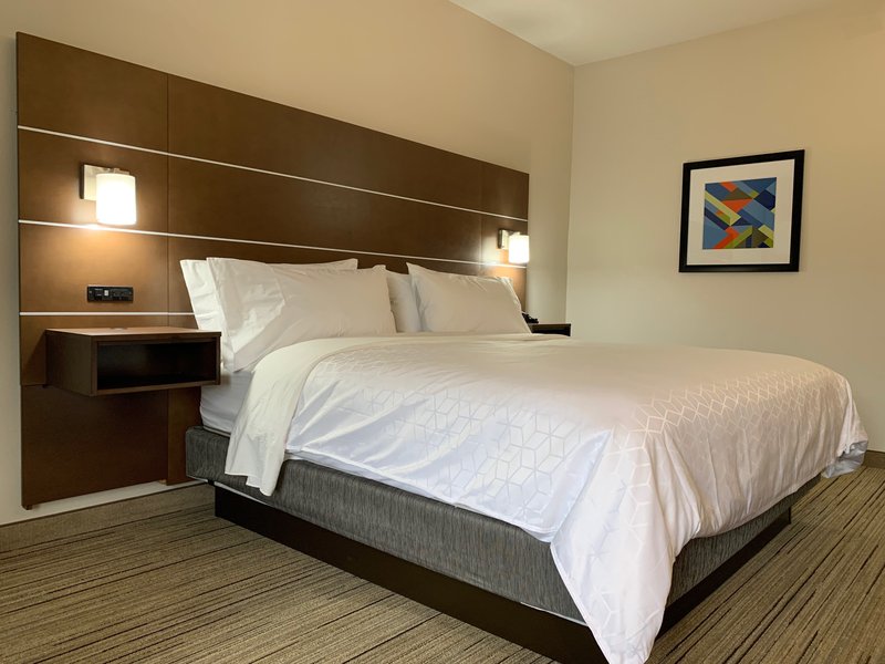 HOLIDAY INN EXP HILLSBOROUGH