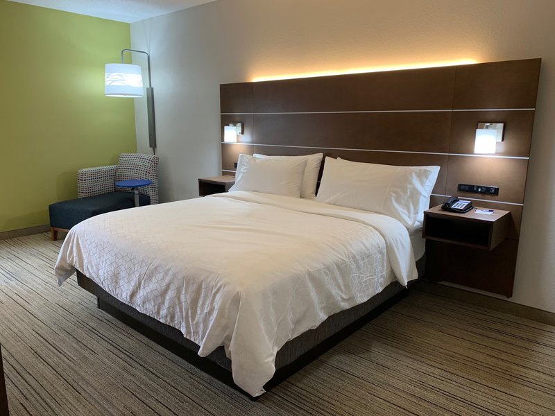 HOLIDAY INN EXP HILLSBOROUGH