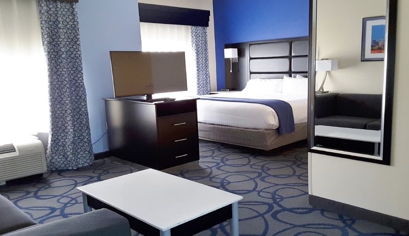 NONSMOKING ROOM SUITE WITH WHIRLPOOL TUB