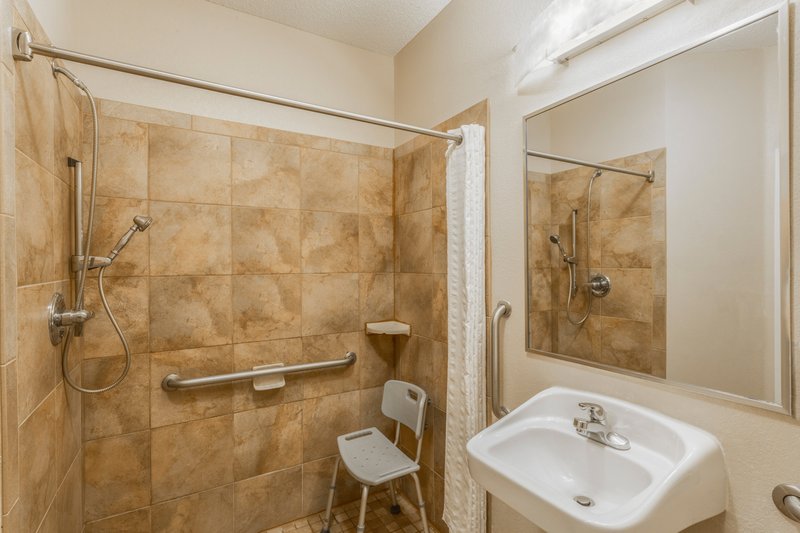 STUDIO STE 2 QN ACCESSIBLE TUB NOSMK