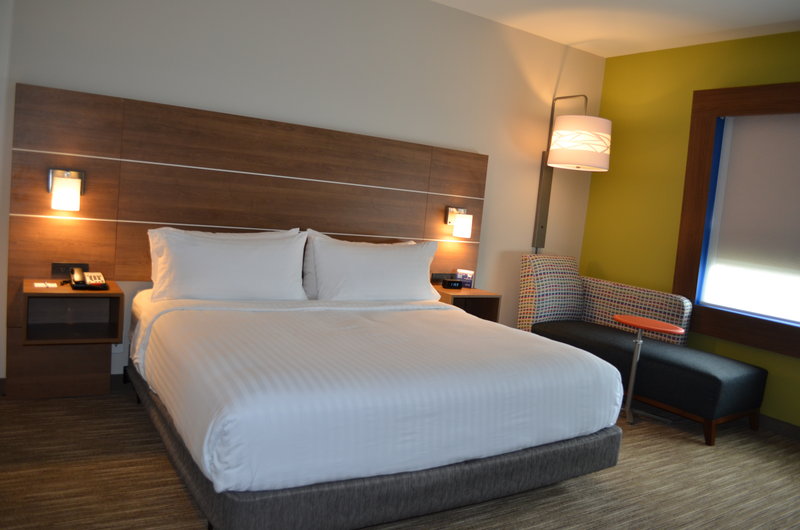 Holiday Inn Express and Suites Charlotte NE – University Area