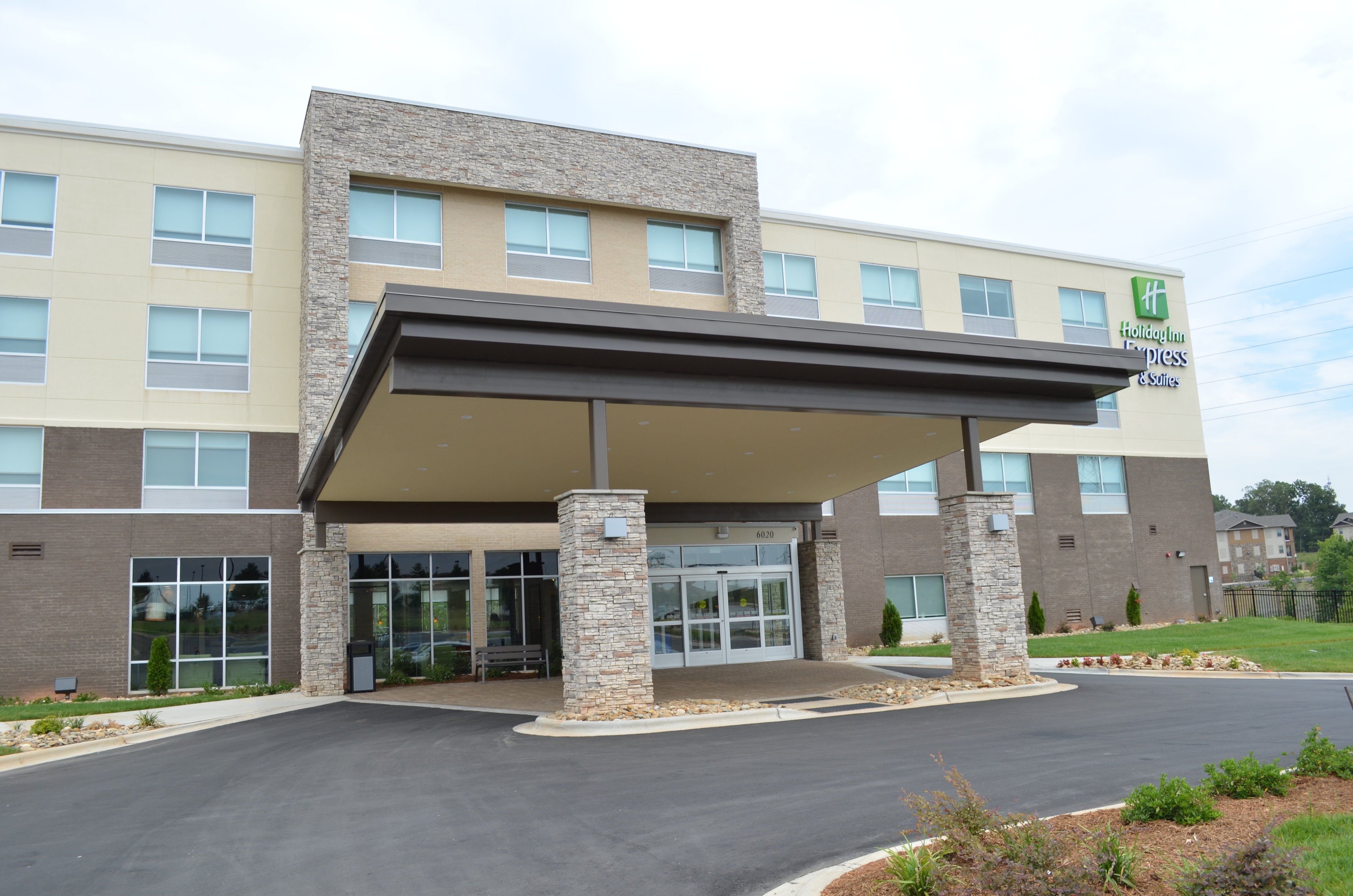 Holiday Inn Express & Suites Charlotte N