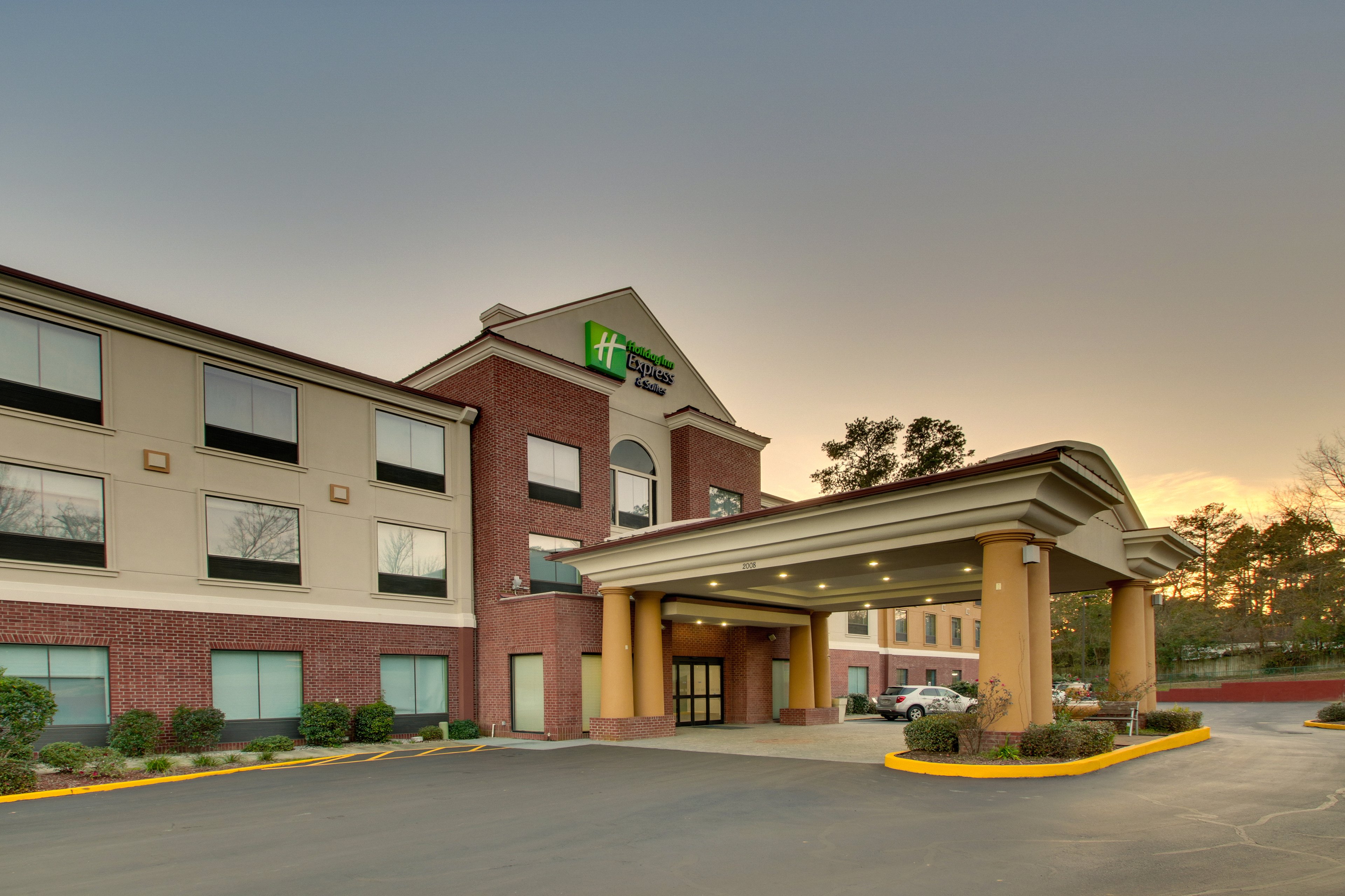 Holiday Inn Express Hotel & Suites