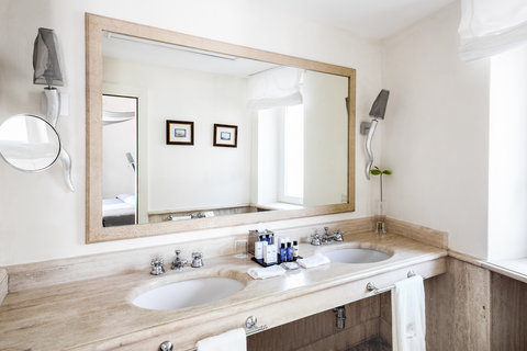 Classic Room Garden Side Bathroom