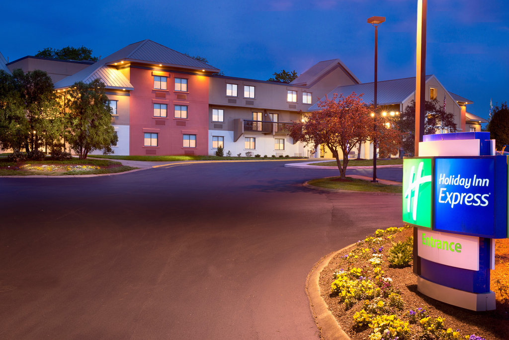Welcome to the Holiday Inn Express Nashville Airport