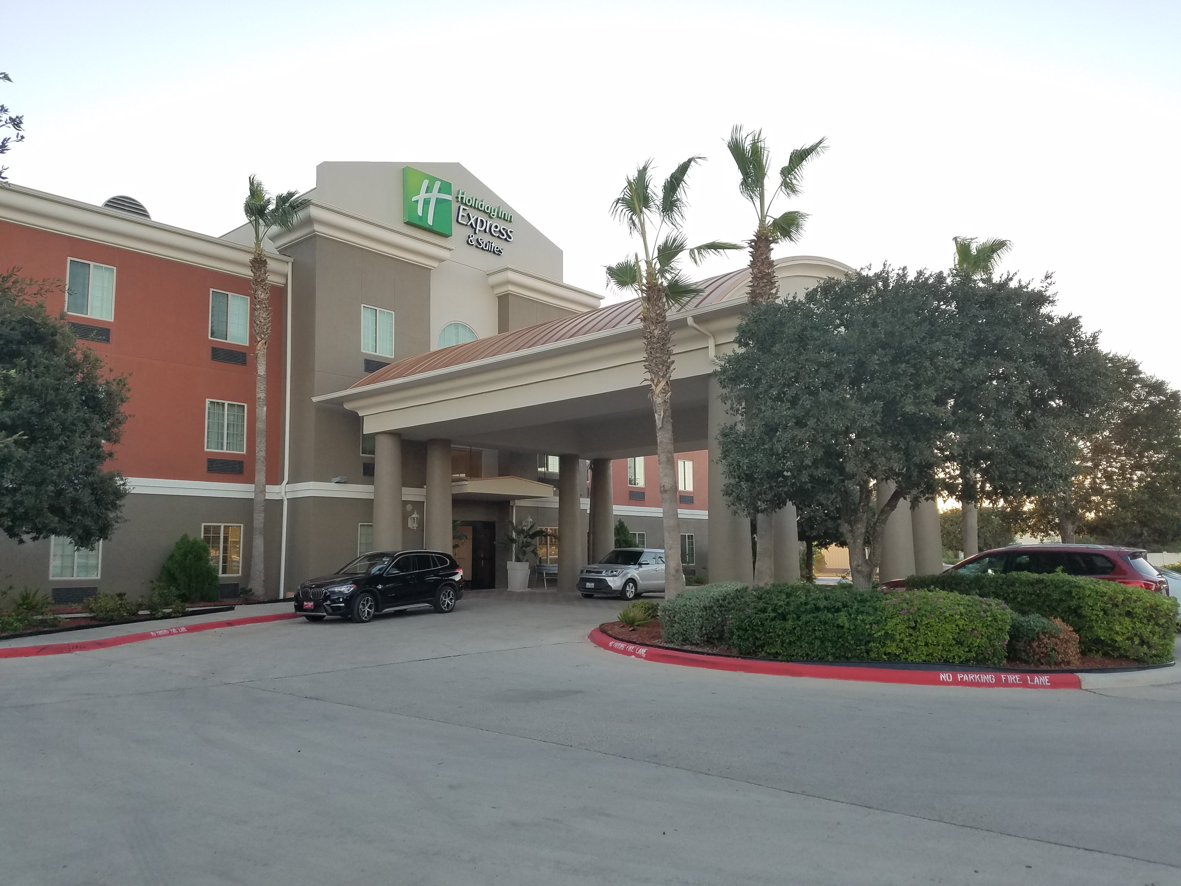 Holiday Inn Express Hotel & Suites