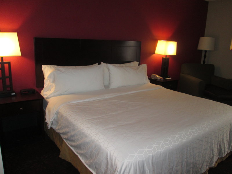 HOLIDAY INN EXP CLOVERDALE