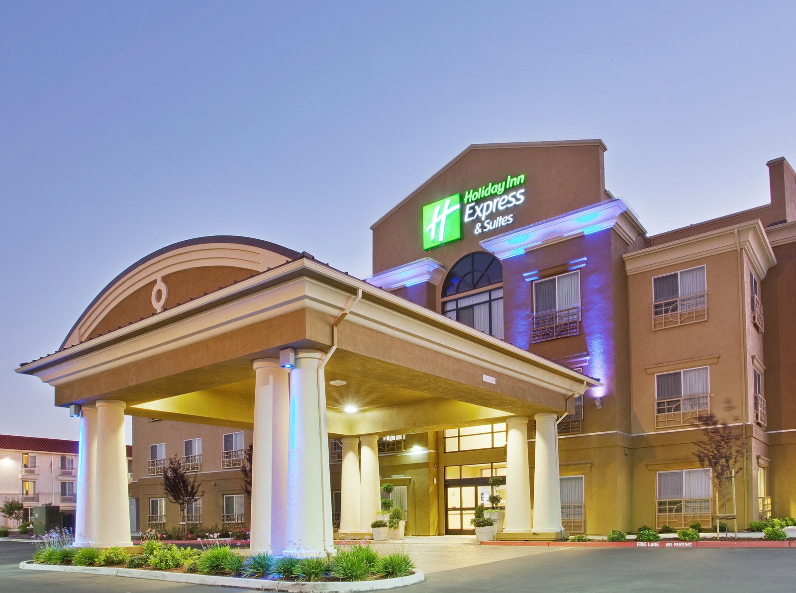 Our renovated Salinas hotel offers a comfortable, relaxing stay.
