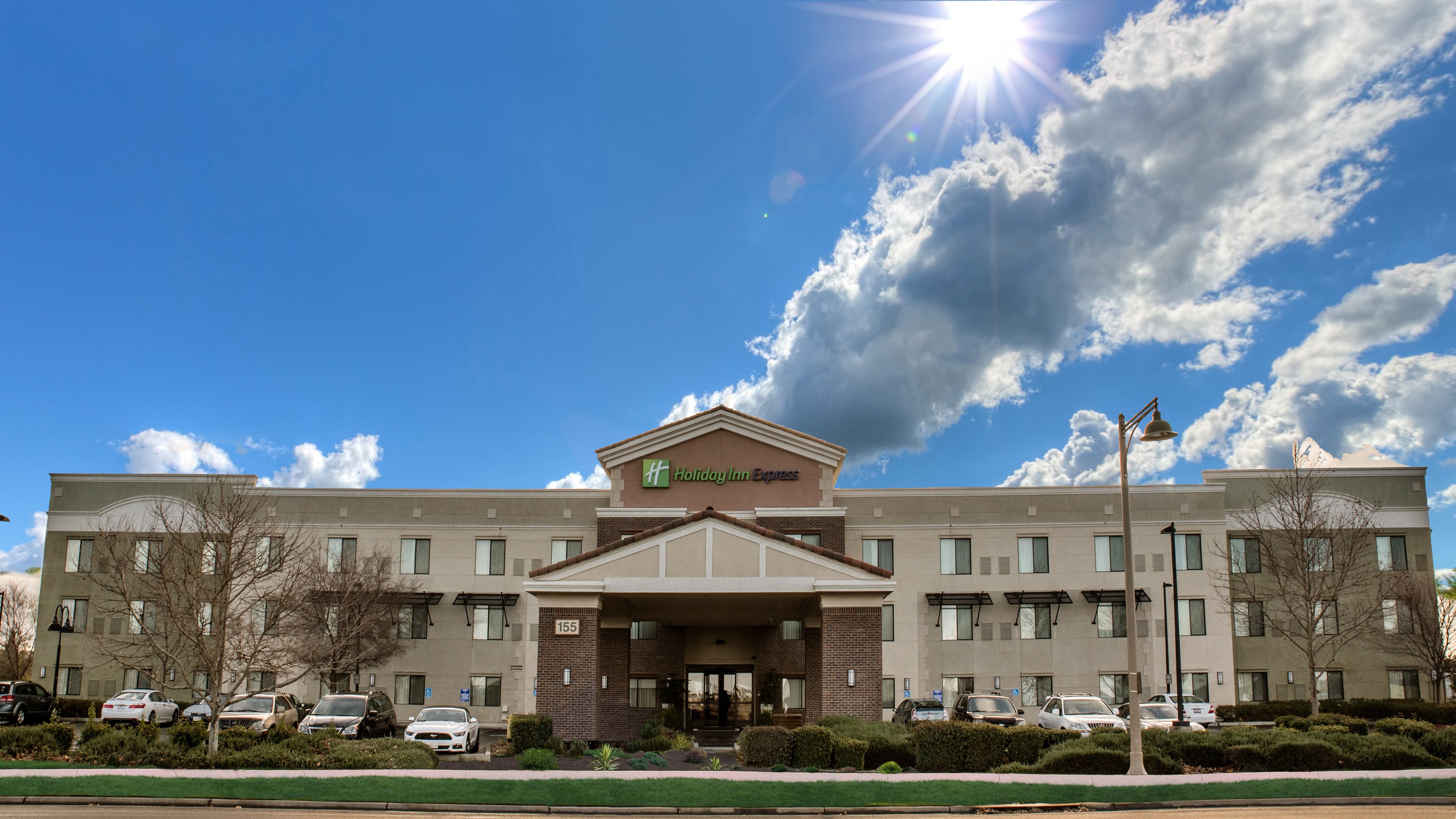 Holiday Inn Express Hotel & Suites