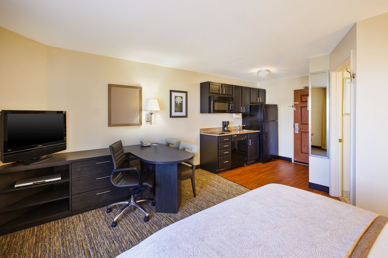 CANDLEWOODS SUITES AIRPORT
