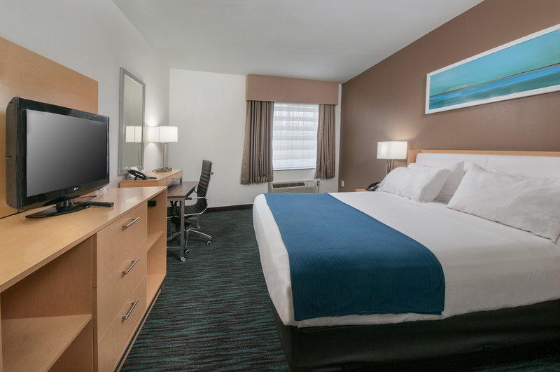 HOLIDAY INN EXP RIVER CENTER