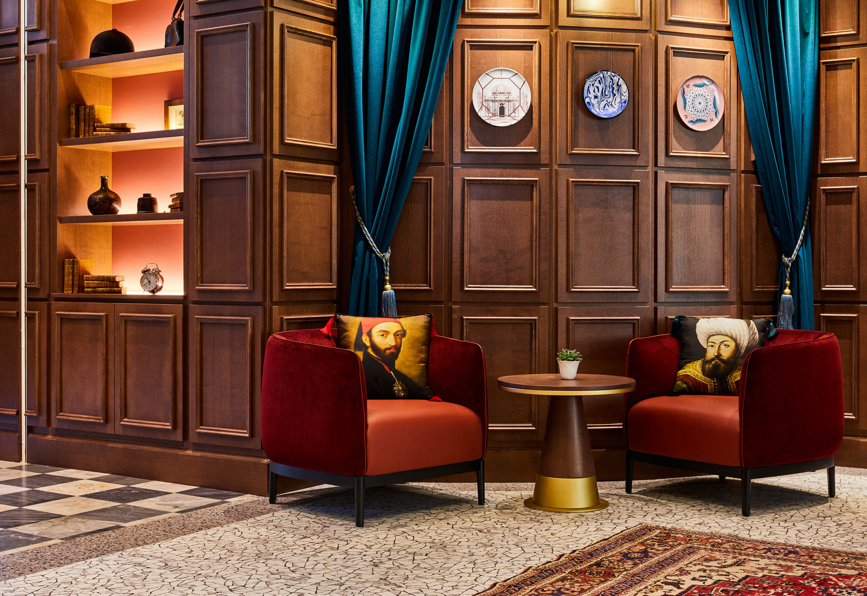 Plan your itinerary to discover Venice in our stylish lobby