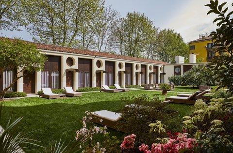 Relajese en nuestro jardín interior después de un día de turismo