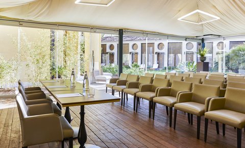 Nuestra sala de reuniones está impregnada de luz natural.