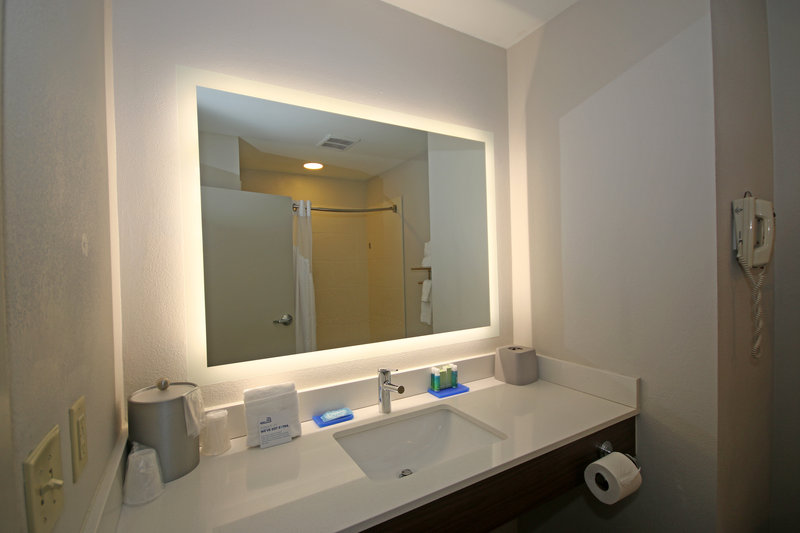 HOLIDAY INN EXP STES GREENSBOR