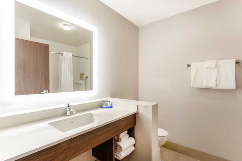 Holiday Inn Express and Suites Springfield North