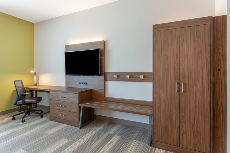 Holiday Inn Express and Suites Springfield North