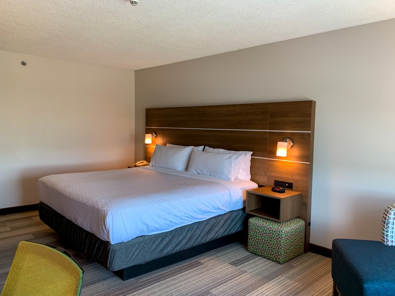 HOLIDAY INN EXP STES DWNTWN AR
