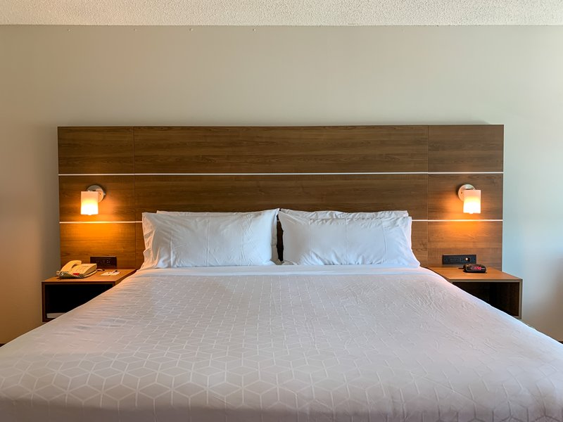 HOLIDAY INN EXP STES DWNTWN AR