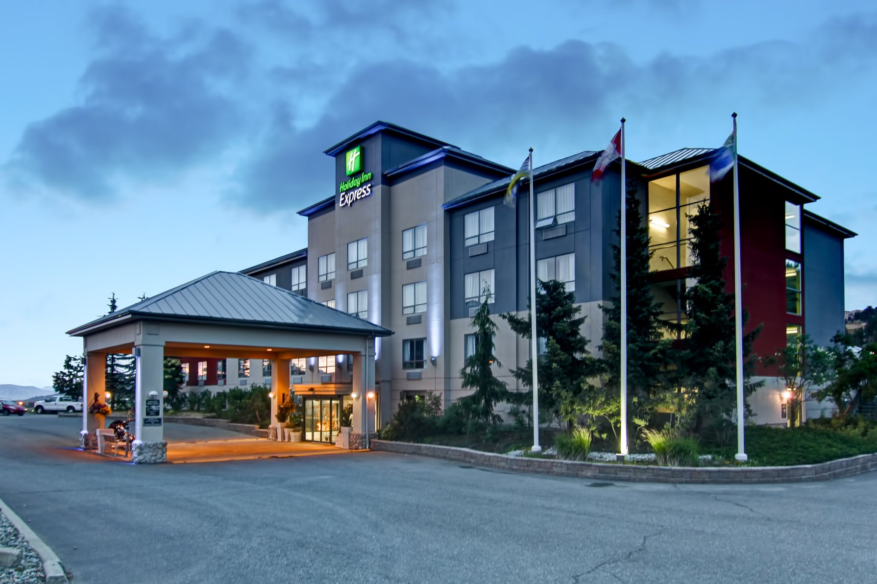 Holiday Inn Express Kamloops at dusk