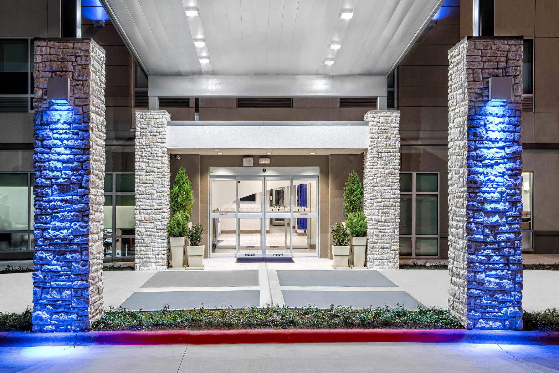 For business or leisure travel, a warm welcome awaits you! 