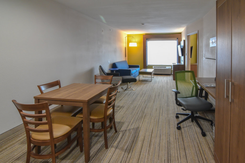 Holiday Inn Express & Suites INDIANAPOLIS NORTHWEST Room Type - 1 King Suite Comm Access Sofa Bed