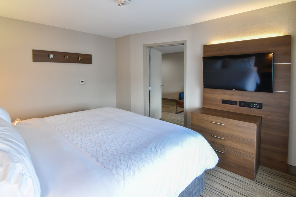 Holiday Inn Express & Suites INDIANAPOLIS NORTHWEST Room Type - 1 King Suite Extra Floor Space