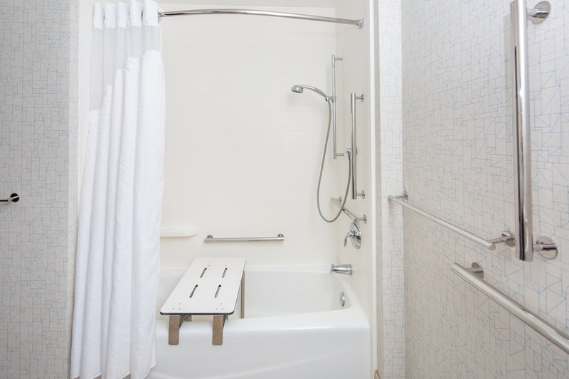 2 QUEEN BEDS HEAR MOBILITY TUB NOSMOKING
