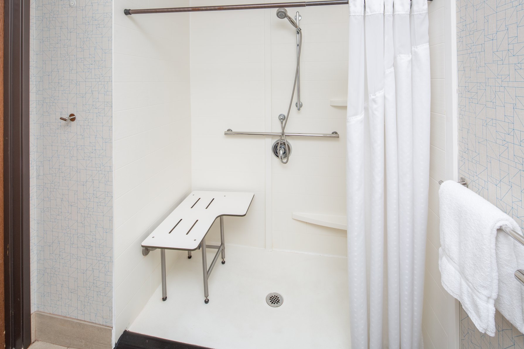 Holiday Inn Express Hotel & Suites Bishop, an IHG Hotel Room Type - 2 Queen Standard Comm Access Tran Shower