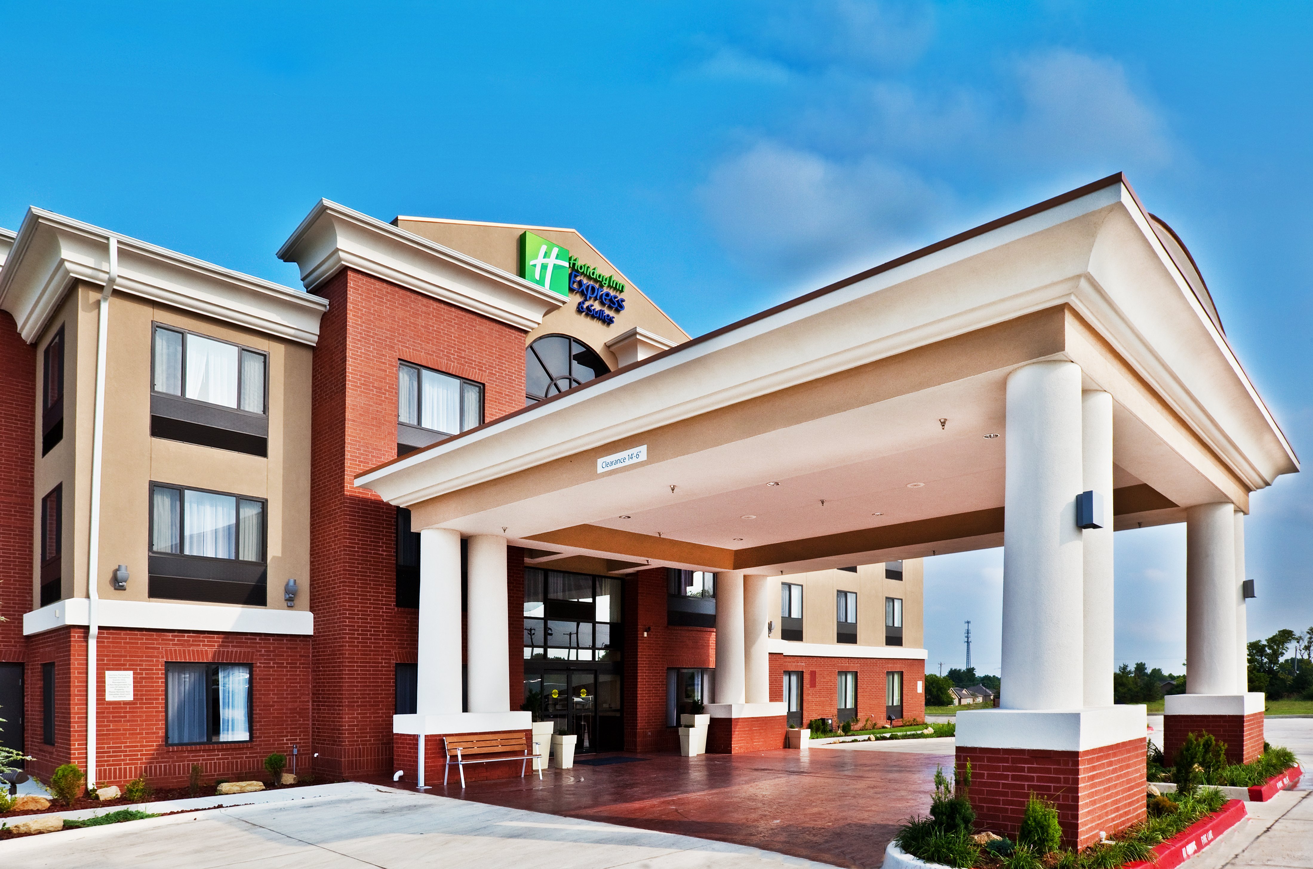 Holiday Inn Express Hotel & Suites