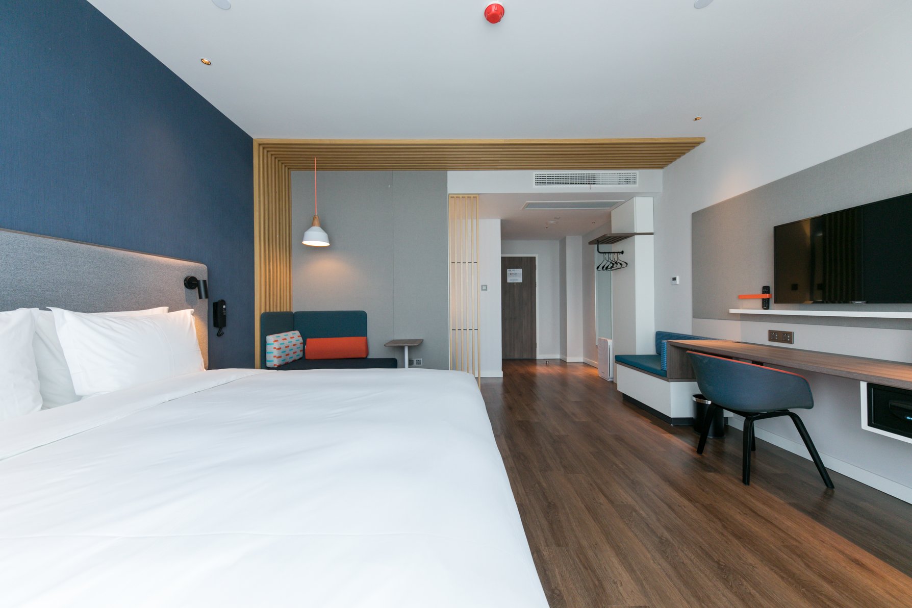 Holiday Inn Express Shanghai Tangzhen Room Type - 1 King Accessible Extra Floor Space Holiday Inn Express Shanghai Tangzhen Room Type - 1 King Accessible Extra Floor Space