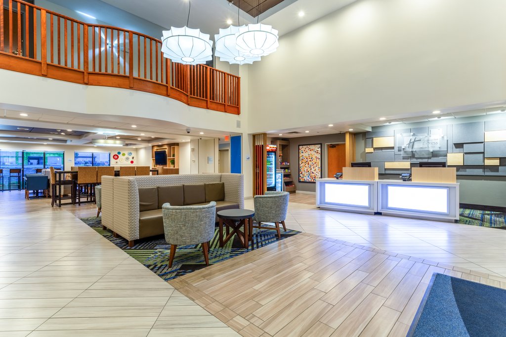 Hotel Lobby - Holiday Inn Express Cedar Falls - Waterloo