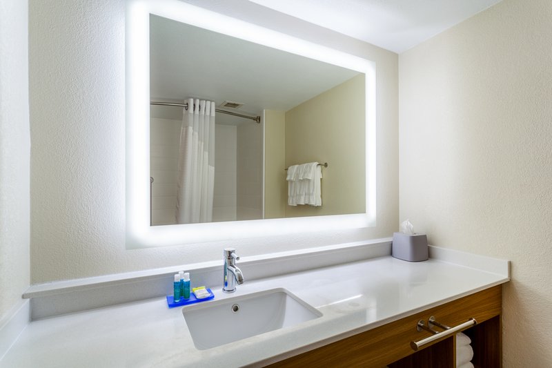 Holiday Inn Express and Suites Cedar Falls – Waterloo