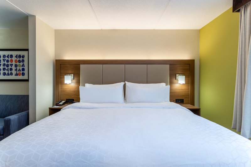 Holiday Inn Express and Suites Cedar Falls – Waterloo