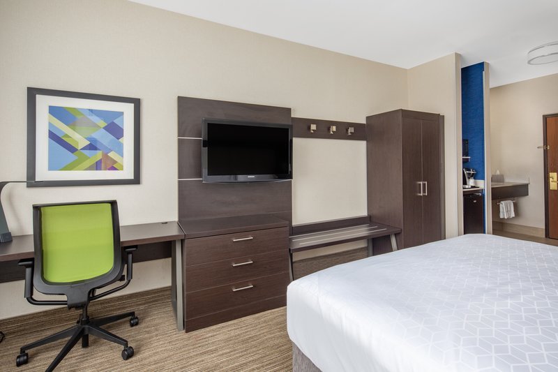 HOLIDAY EXP SUITES BISHOP