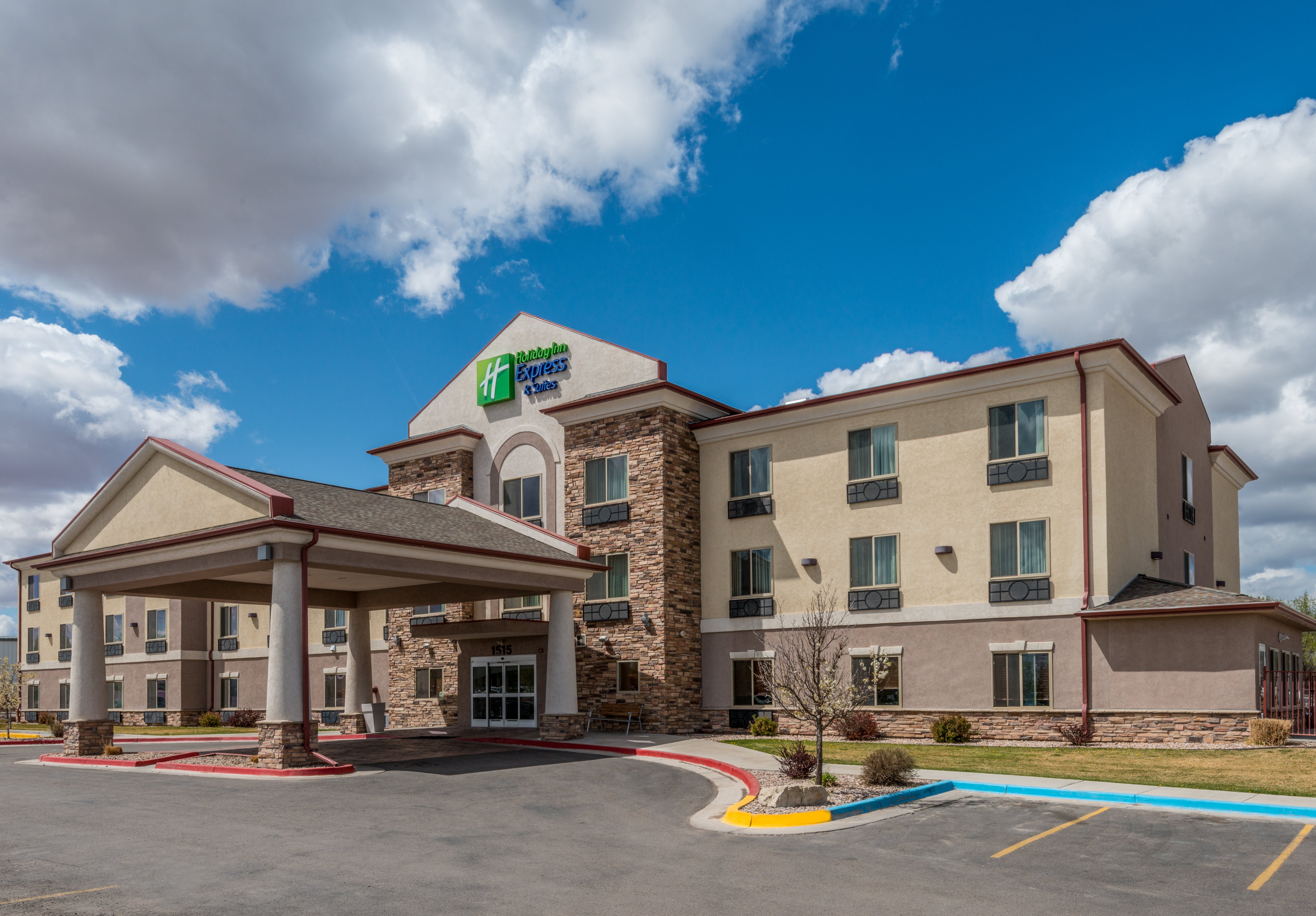Holiday Inn Express Hotel & Suites