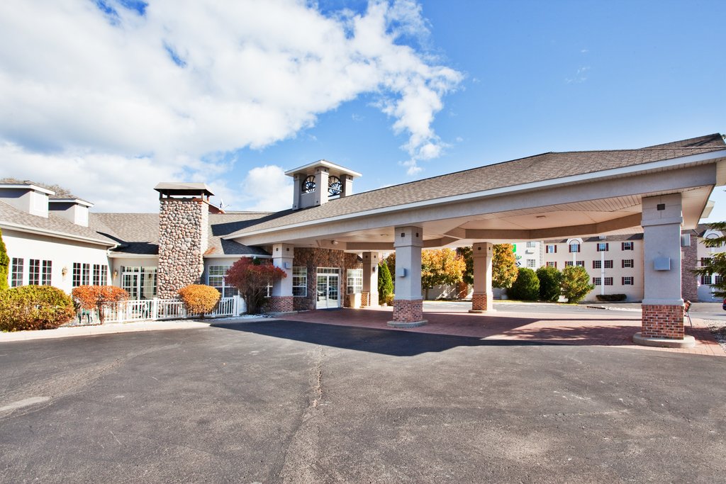 Welcome our pet friendly hotel in St. Ignace, MI.