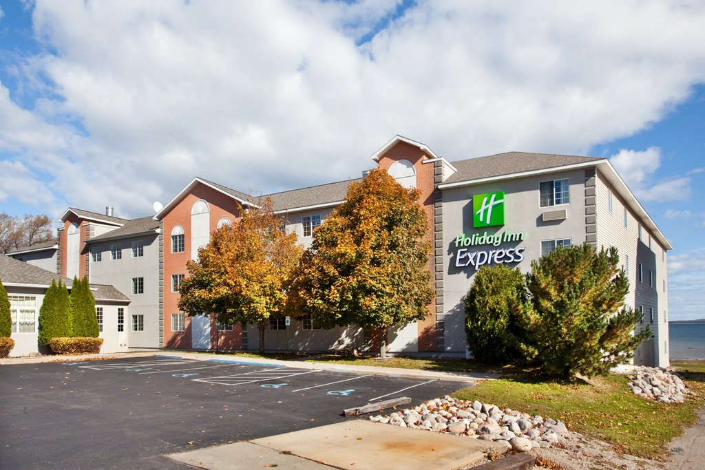 Enjoy a bright & sunny stay situated on the shores of Lake Huron. 