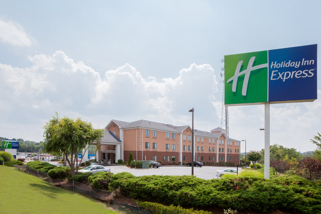 Near BB&T Ball Park, Haynes Mall, Complimentary breakfast, WiFi,