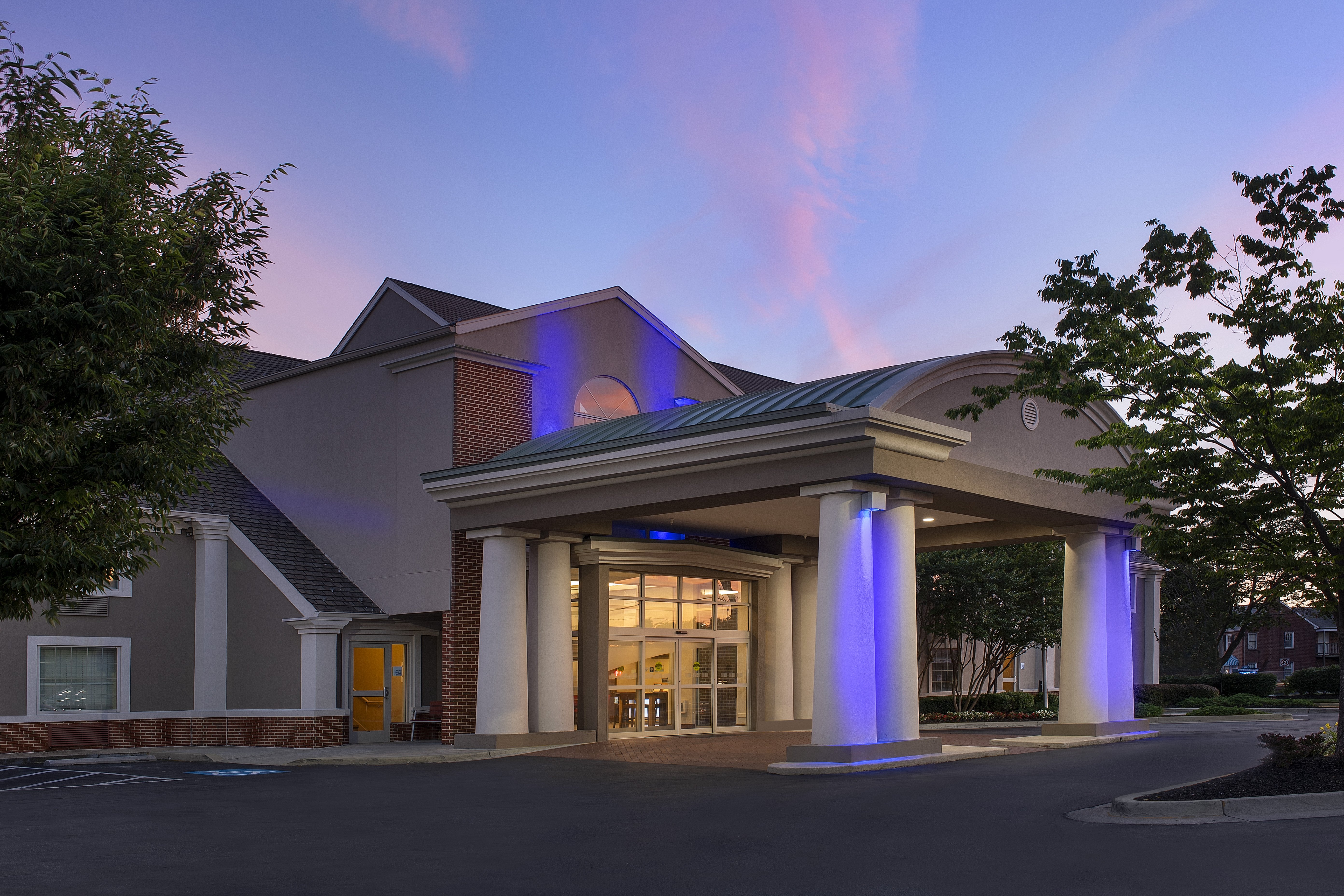 Holiday Inn Express Hotel & Suites