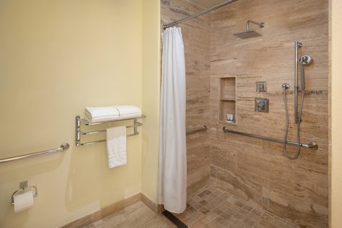 Baño con instalaciones para personas con necesidades especiales – Ducha con acceso para sillas de ruedas