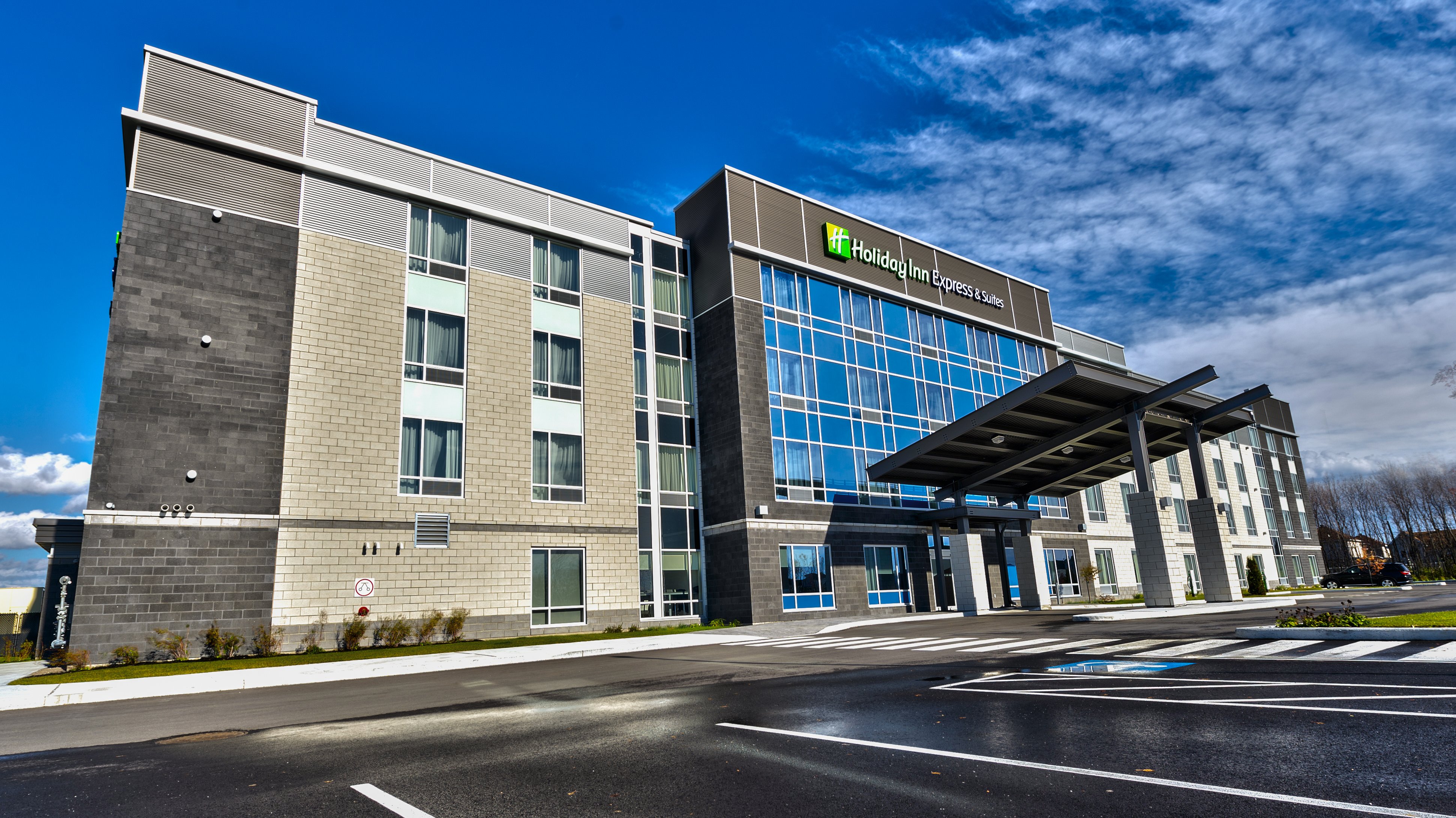 Holiday Inn Express & Suites Vaudreuil
