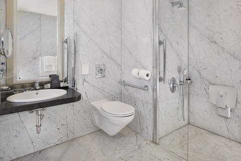 Baño de la habitación Executive con instalaciones para personas con necesidades especiales
