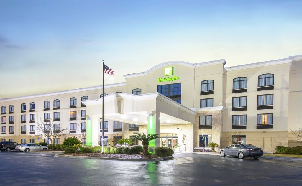 Best hotel to stay few minutes away from SAV Airport.